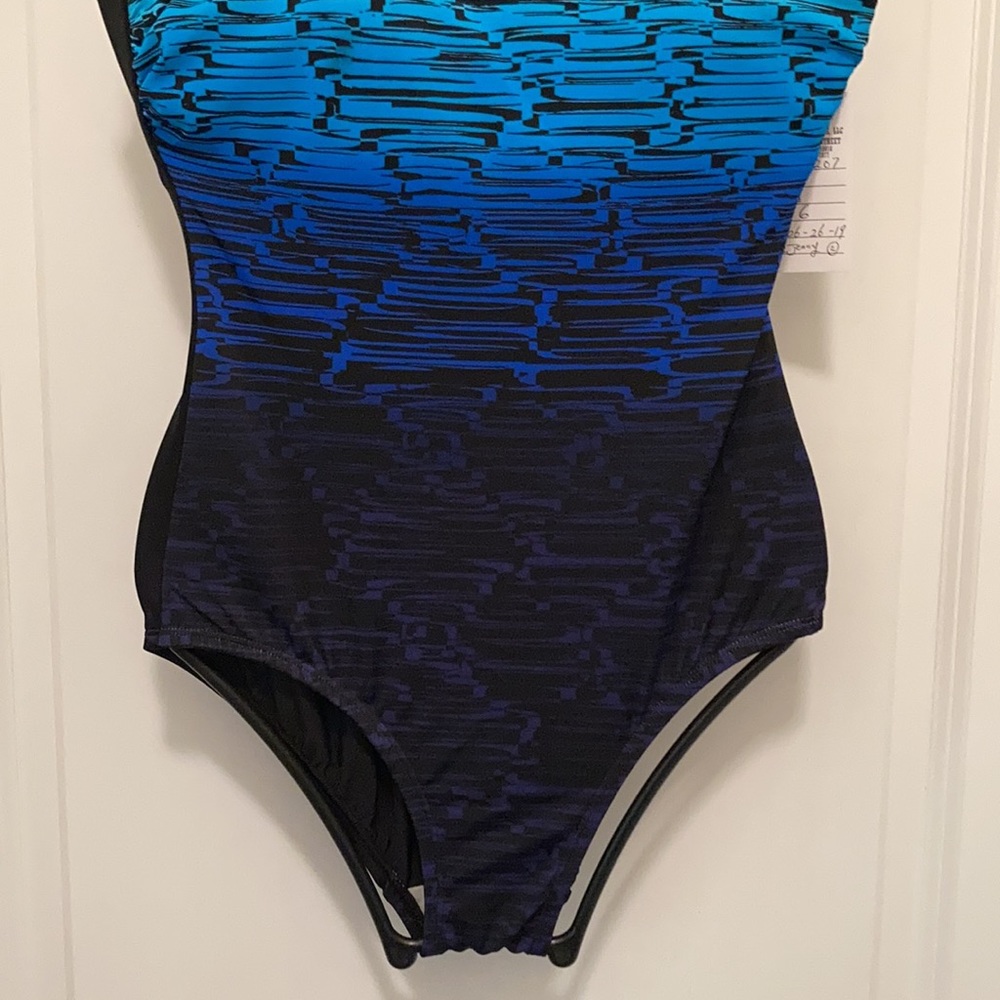 Reebok - Picture 2 of 4